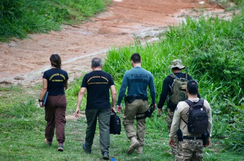 Polícia Federal e MPT coletam amostras para aferir contaminação em Manicoré
