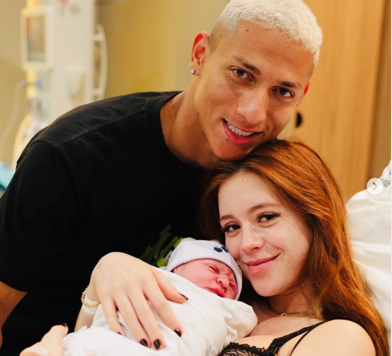 Nasce filho de Richarlisson e Amanda Araújo; veja fotos
