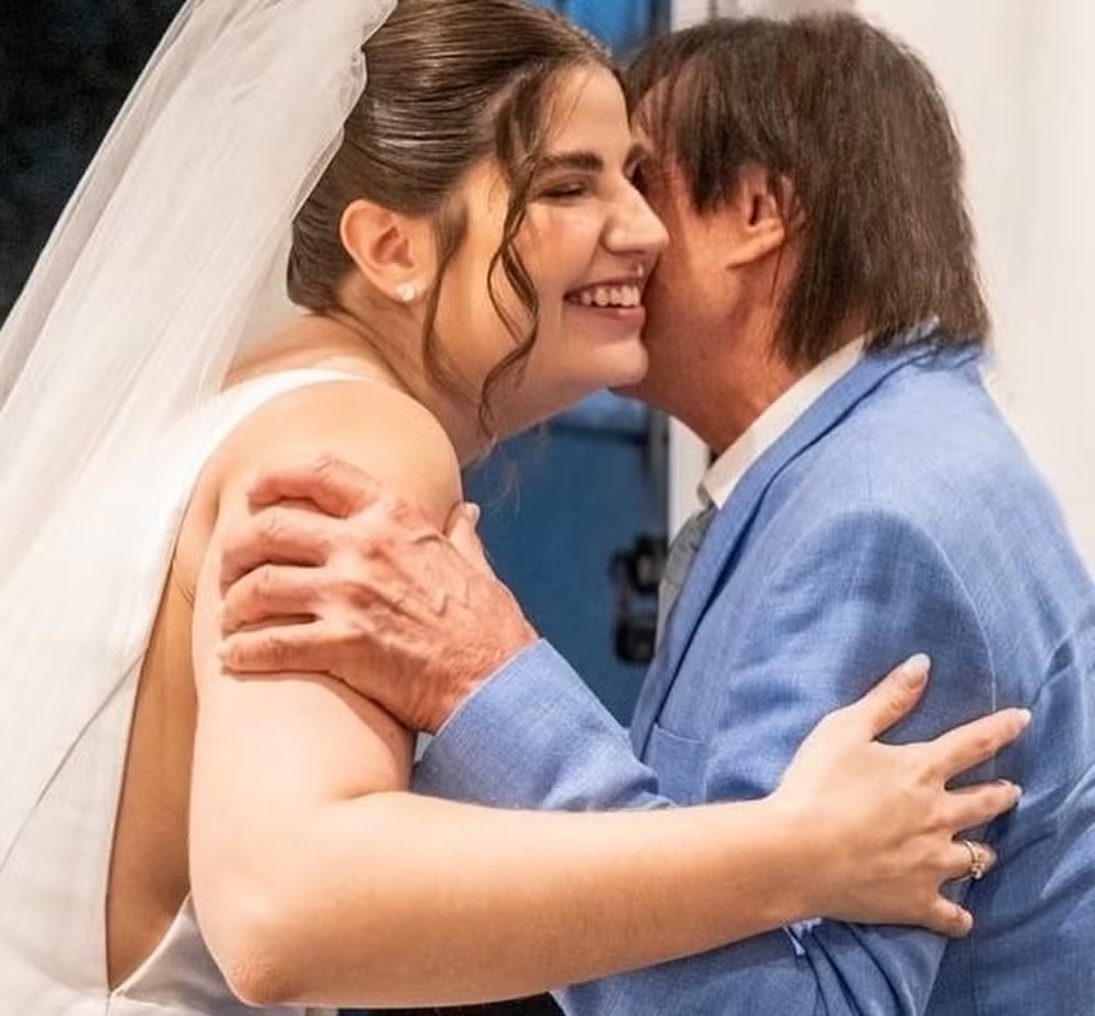 Roberto Carlos prestigia casamento da neta, filha de Dudu Braga