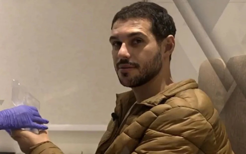 Com close, Rodrigo Mussi aparece em primeiras imagens durante fisioterapia; veja 