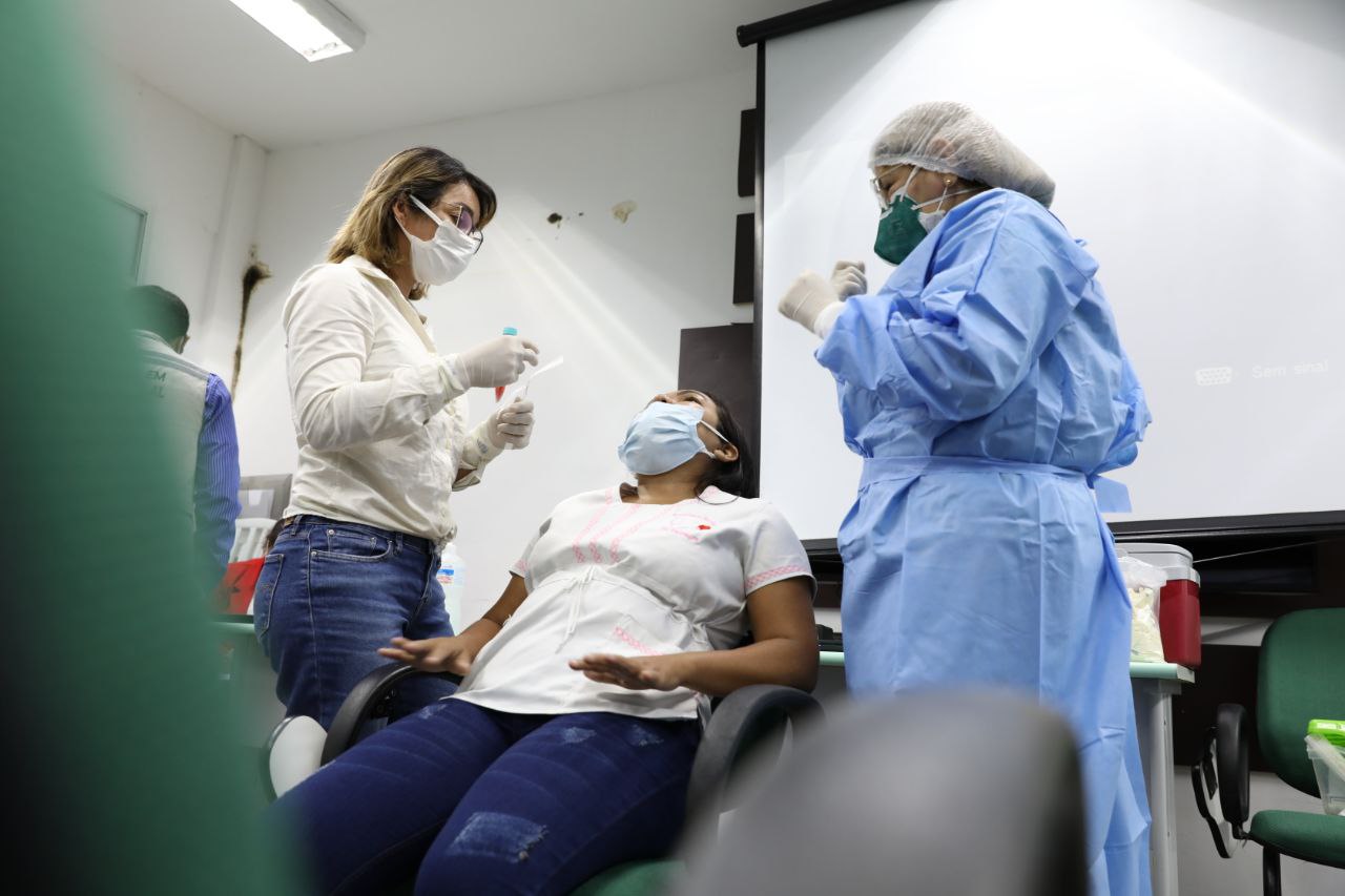 Profissionais passam por capacitação para testagem em aeroporto de Manaus