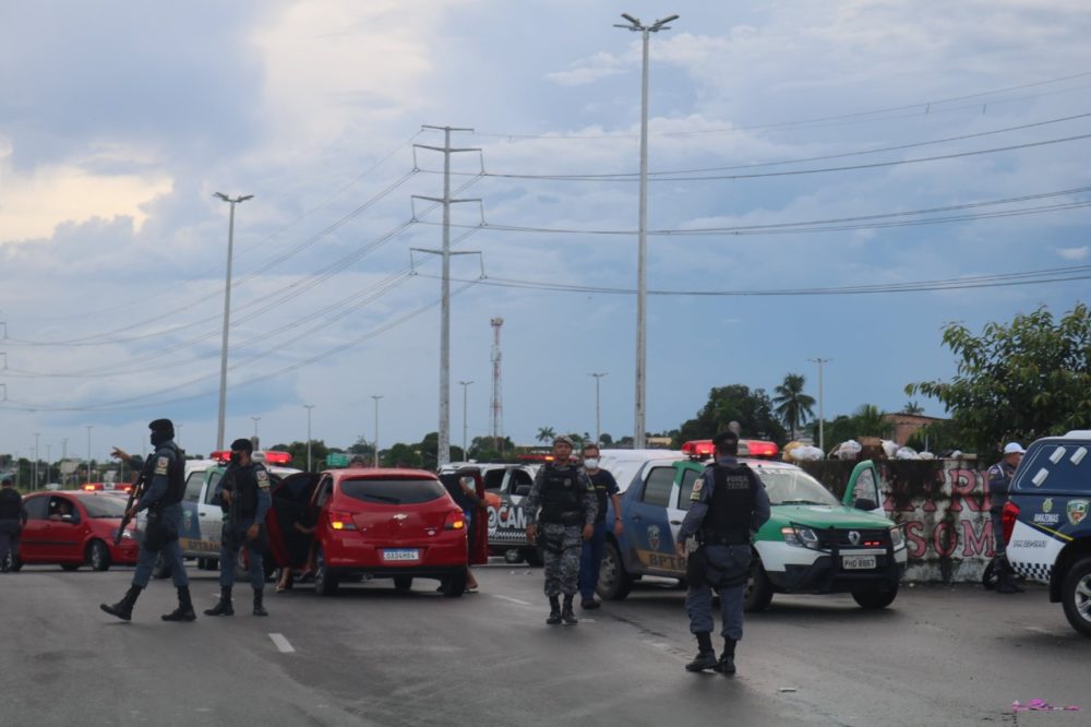 'Rolezinho' com cerca de mil pessoas é encerrado em avenida de Manaus 