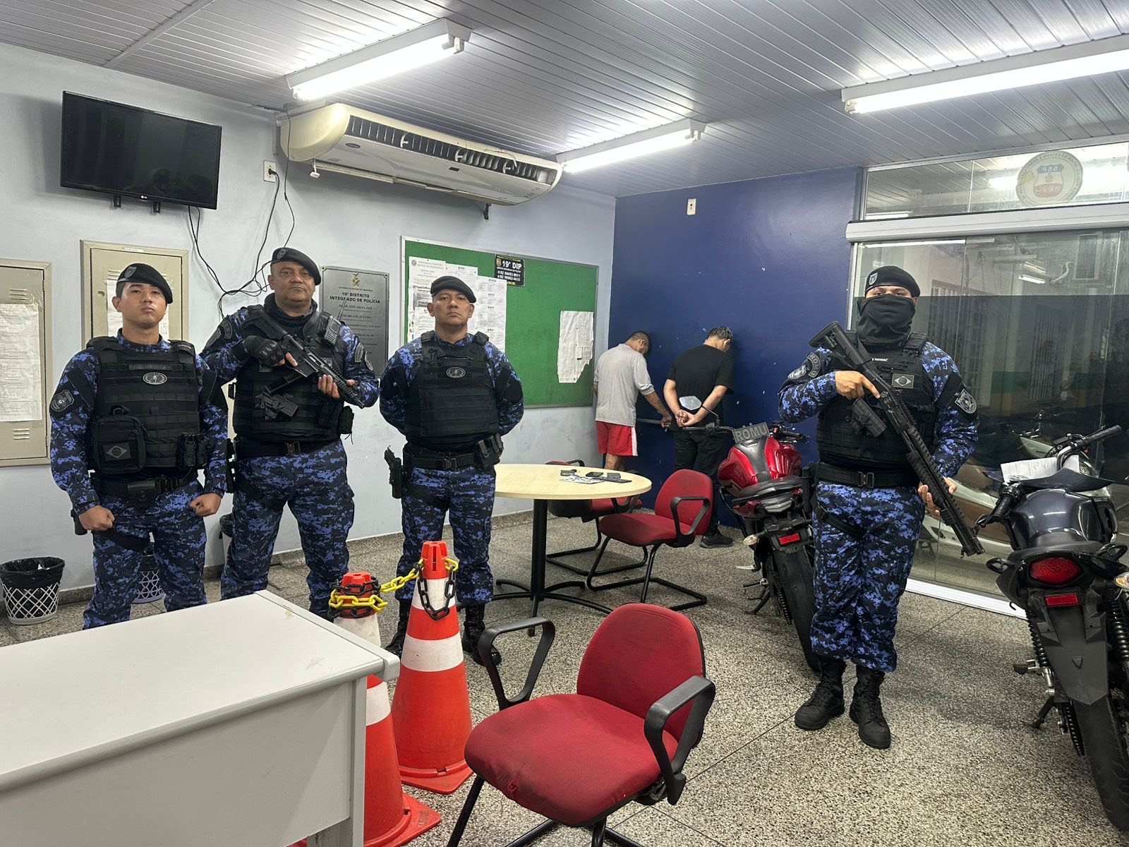 Dupla é presa após roubo ser descoberto por ligação da vítima na zona Leste de Manaus