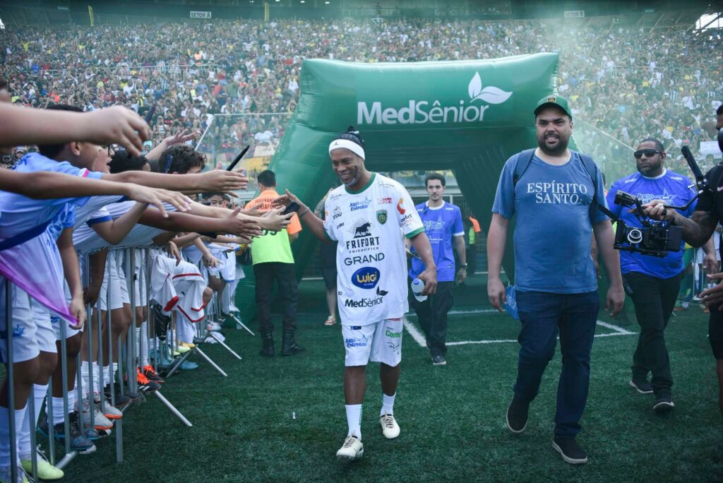 Torcedores do Amazonas terão descontos em ingressos do jogo com Ronaldinho Gaúcho