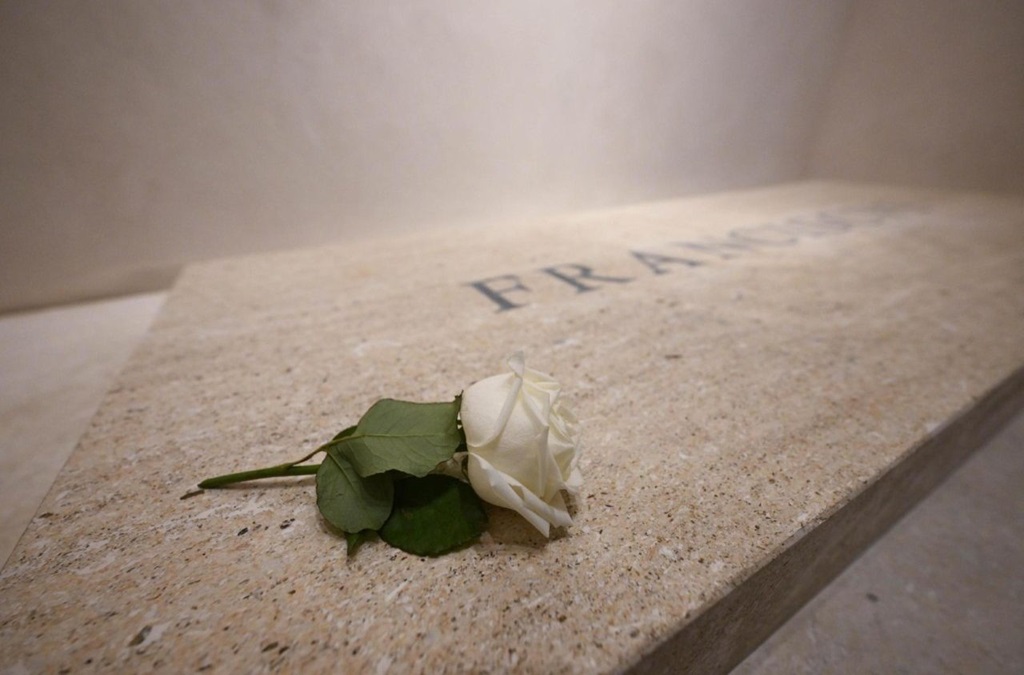Entenda o significado da rosa branca no funeral do Papa Francisco