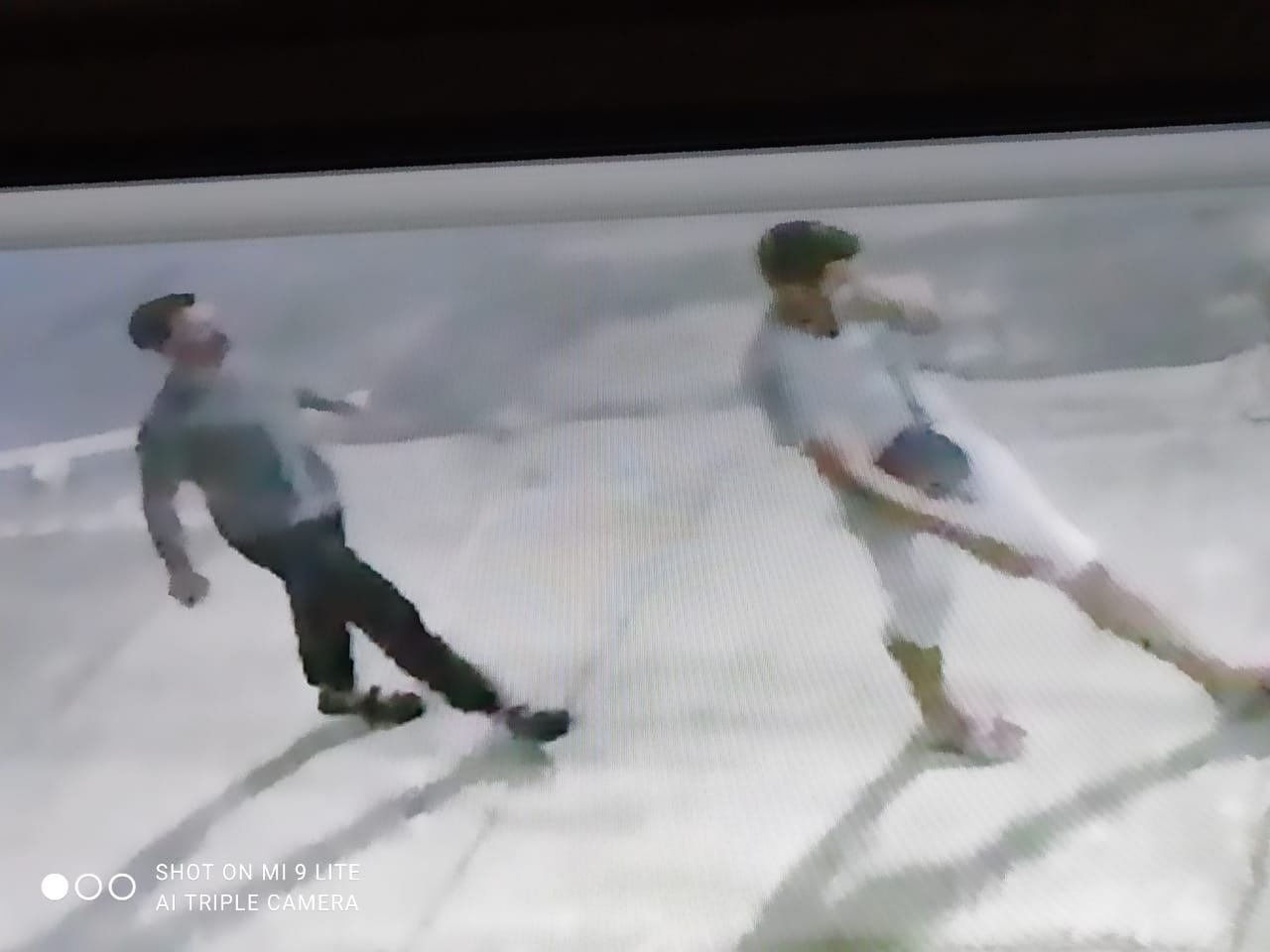 Criminosos armados 'tocam o terror' e roubam moto de jovem em Manaus; vídeo