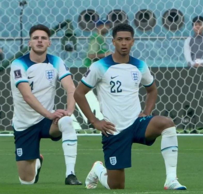 Ajoelhados, ingleses protestam contra proibição do uso de braçadeira 'One Love' pela Fifa