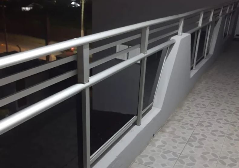 Bebê despenca de uma altura de 8 metros ao cair da varanda de casa 