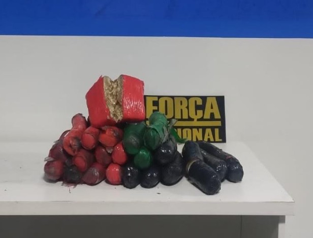 Cocaína avaliada em R$ 600 mil é achada no banco de moto em barco no Amazonas