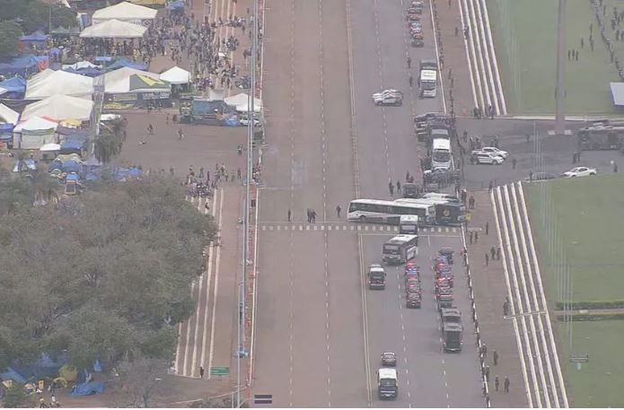 Bolsonaristas acampados na frente do Congresso começam a ser retirados no DF