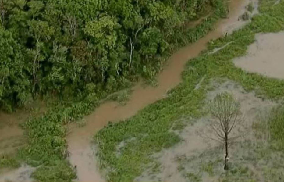 Mãe e dois filhos desaparecem após carro ser arrastado para rio durante enxurrada