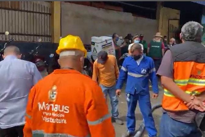 Feira da Manaus Moderna recebe serviços de limpeza e desobstrução de galerias