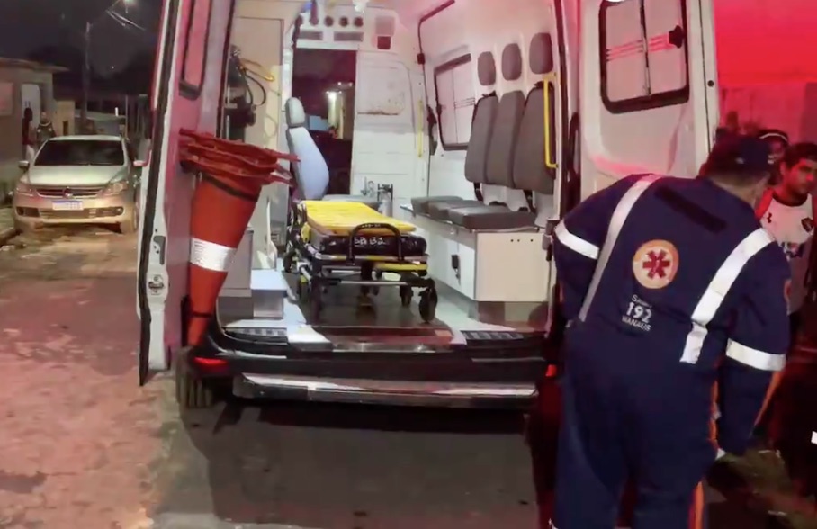 Homem pede socorro a moradores após ser violentamente espancado em Manaus