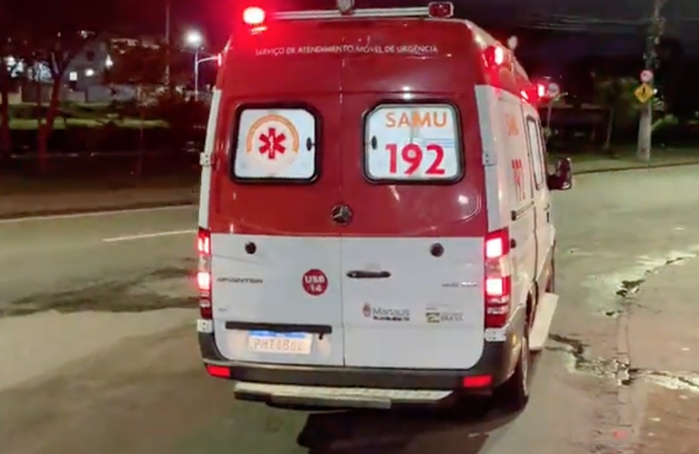 Homem desmaia após ser espancado a pauladas em Manaus