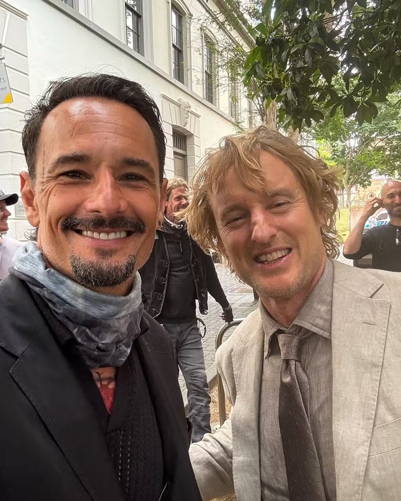 Vilão em Hollywood: Rodrigo Santoro posa com Owen Wilson em gravações de filme