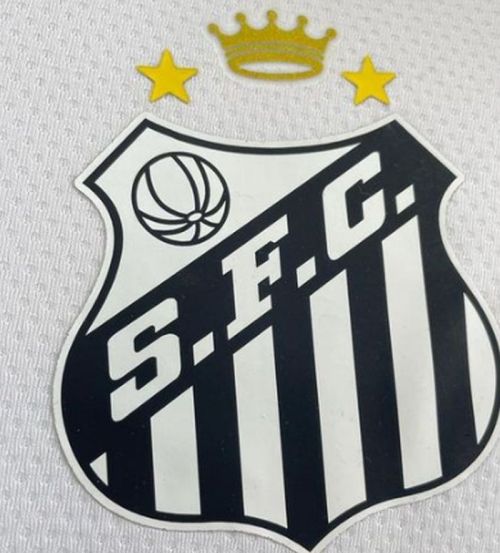 Novo escudo do Santos faz homenagem a Pelé e está no uniforme de 2023