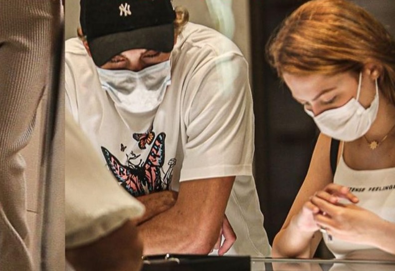 Com novo namorado, Sarah Poncio experimenta aliança em joalheria