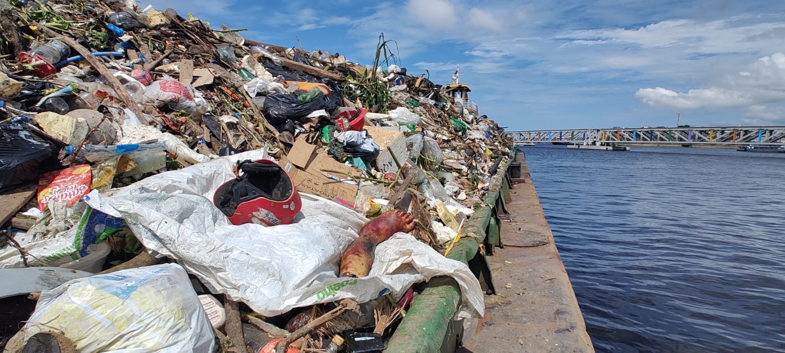 Garis encontram perna humana durante recolhimento de lixo em igarapé de Manaus