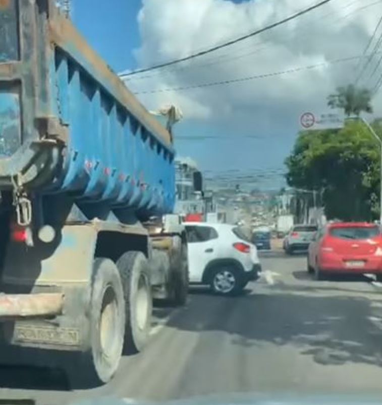 Vídeo mostra caminhão arrastando carro por rua em Manaus em cena desesperadora