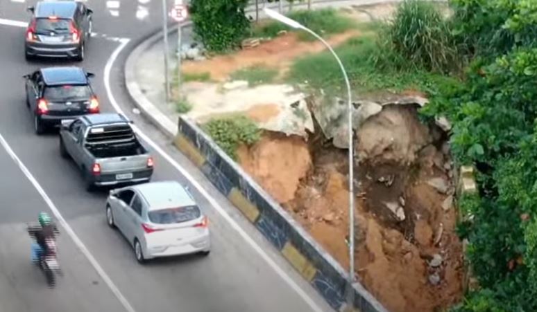 Erosão e rachadura em base de ponte deixa motoristas temerosos em Manaus