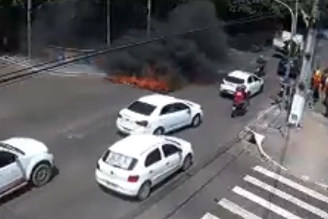Garis bloqueiam avenida com barreira de fogo durante protesto em Manaus