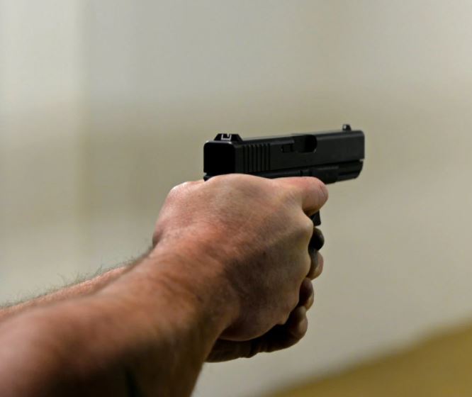 Jovem é baleado por assaltante a caminho do trabalho em Manaus