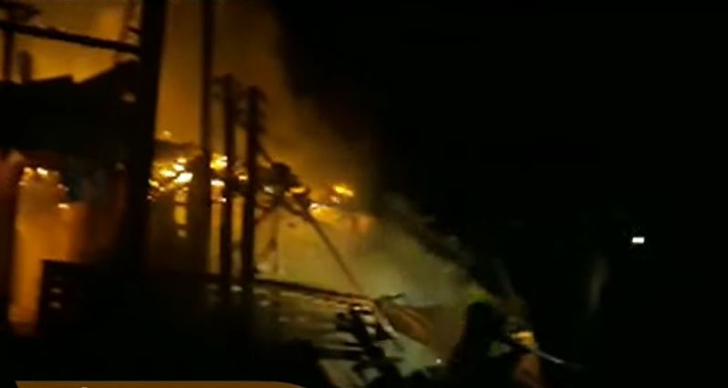 Vídeos mostram força-tarefa montada por moradores para conter incêndio em Anamã