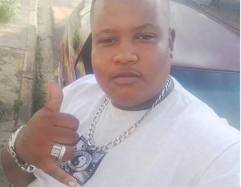 Jovem morre na frente de hospital após ter atendimento negado por falta de maca para obeso