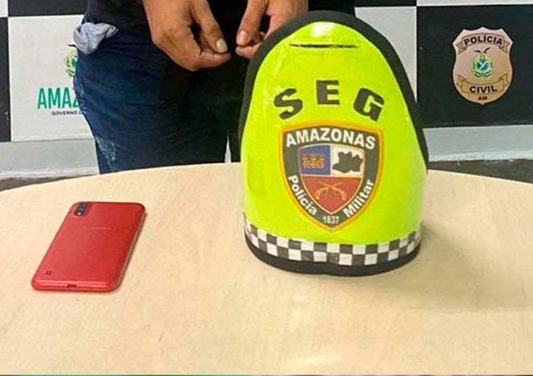 Homem é preso após vítima rastrear telefone roubado dentro de ônibus em Manaus
