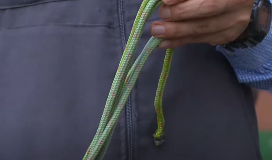 Após denúncia, crianças são encontradas amarradas à cama no escuro em Manaus