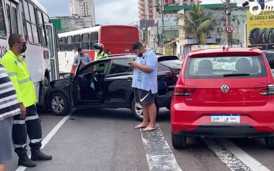 Acidente entre 3 carros e 1 ônibus causa caos na av. Constantino Nery em Manaus