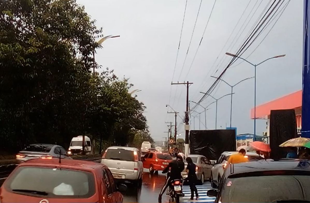 Inauguração de supermercado deixa av. Rodrigo Otávio caótica em Manaus