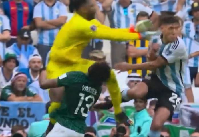 Jogador da Arábia Saudita deixa campo em maca após levar joelhada de goleiro