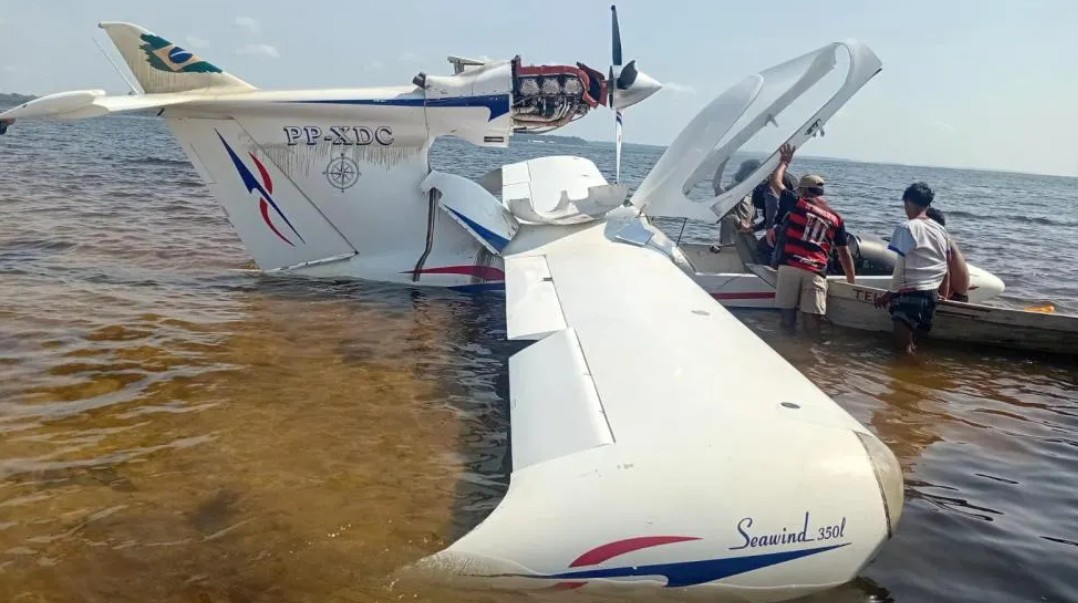 Avião cai no Rio Andirá em Barreirinha; confira imagens
