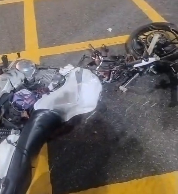 Carro na contramão atropela homem e despedaça motocicleta na Av. Constantino Nery