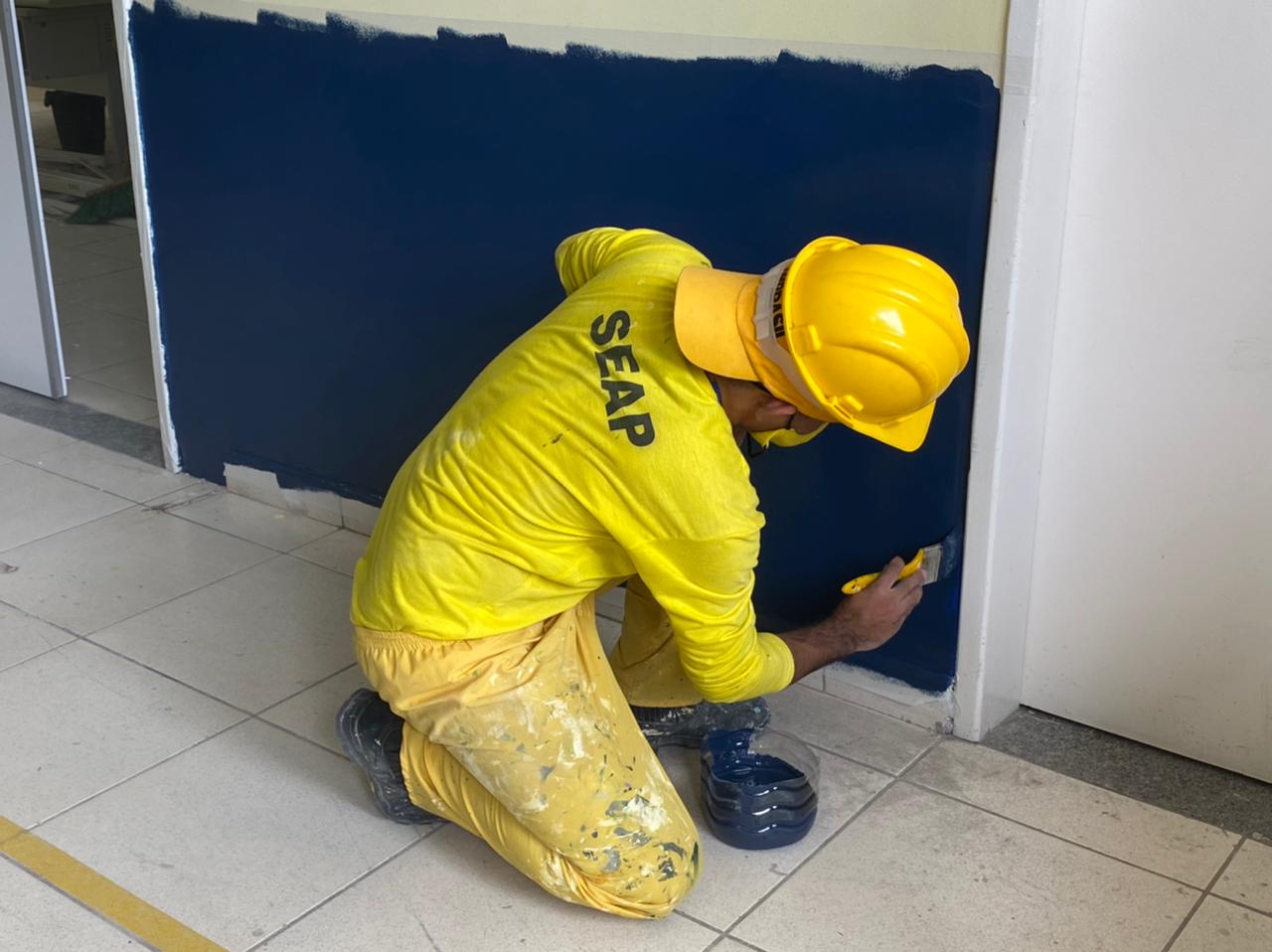 Detentos trabalham na reforma do Centro de Operações e Controle em Manaus