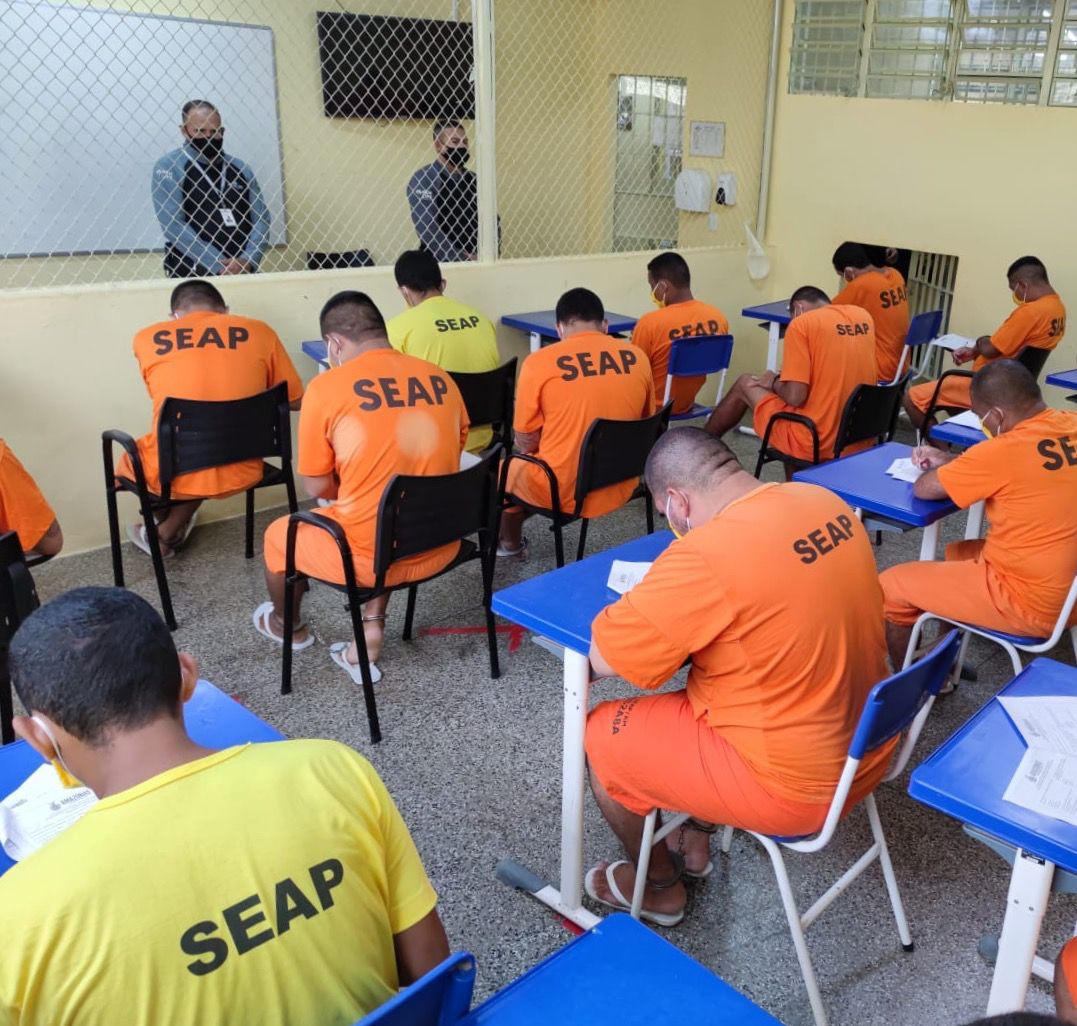 Provão Supletivo para regularizar escolaridade de detentos é realizado em cadeias de Manaus