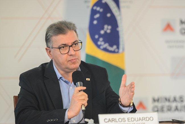 Secretário de Saúde de Minas Gerais é exonerado por furar fila de vacinação
