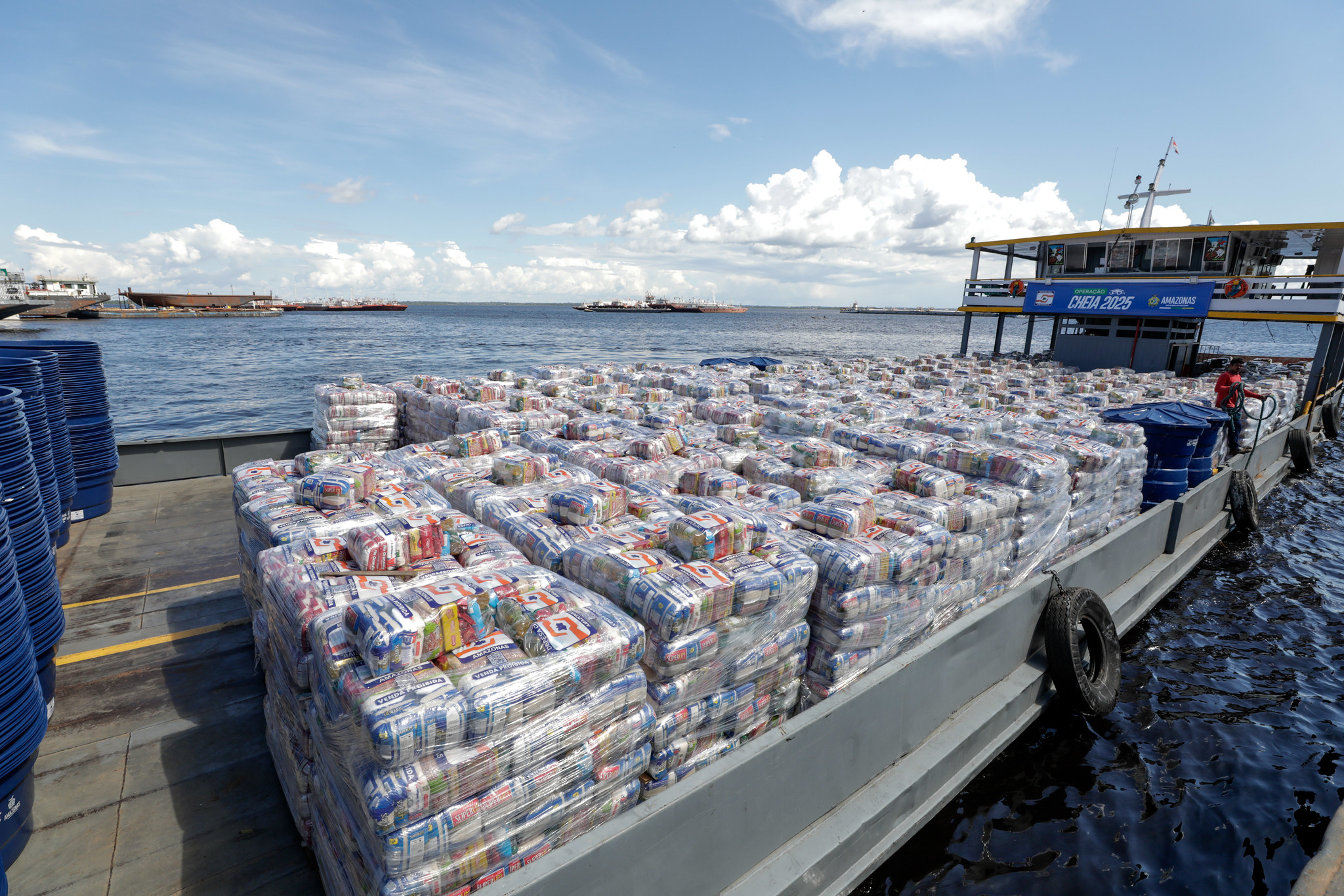 Famílias afetadas pela cheia já receberam 580 toneladas de alimentos no Amazonas