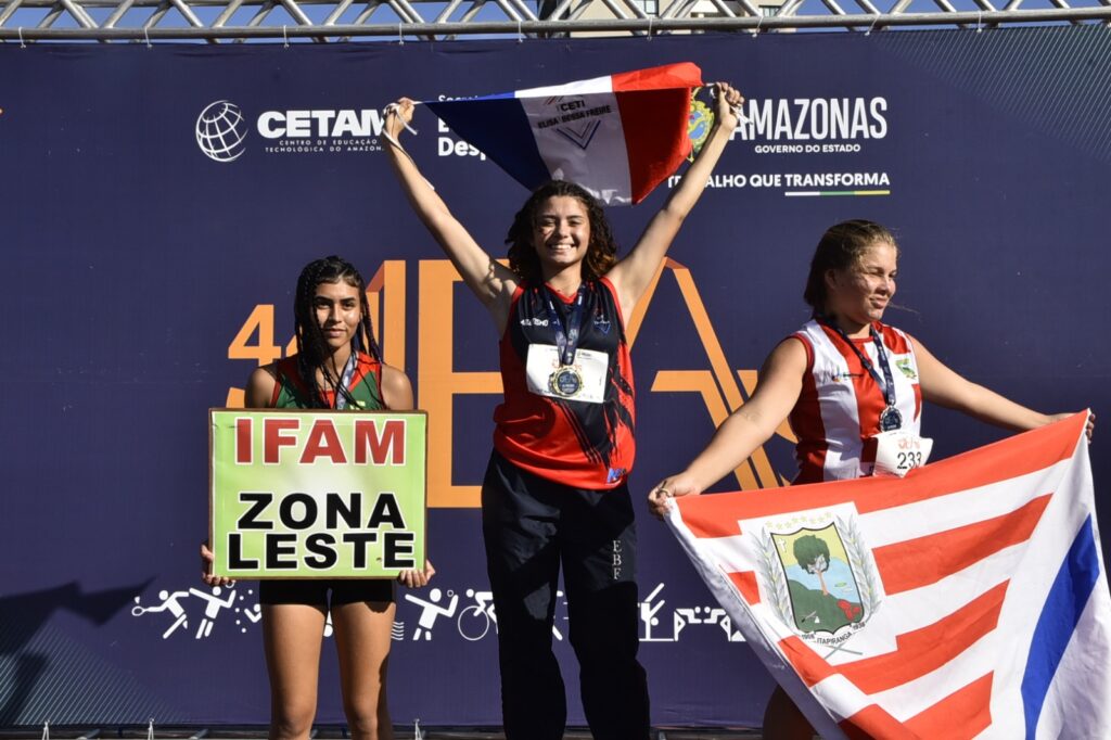 Atletas disputam lançamento de dardo no JEAs inspirados no campeão amazonense Pedro Nunes