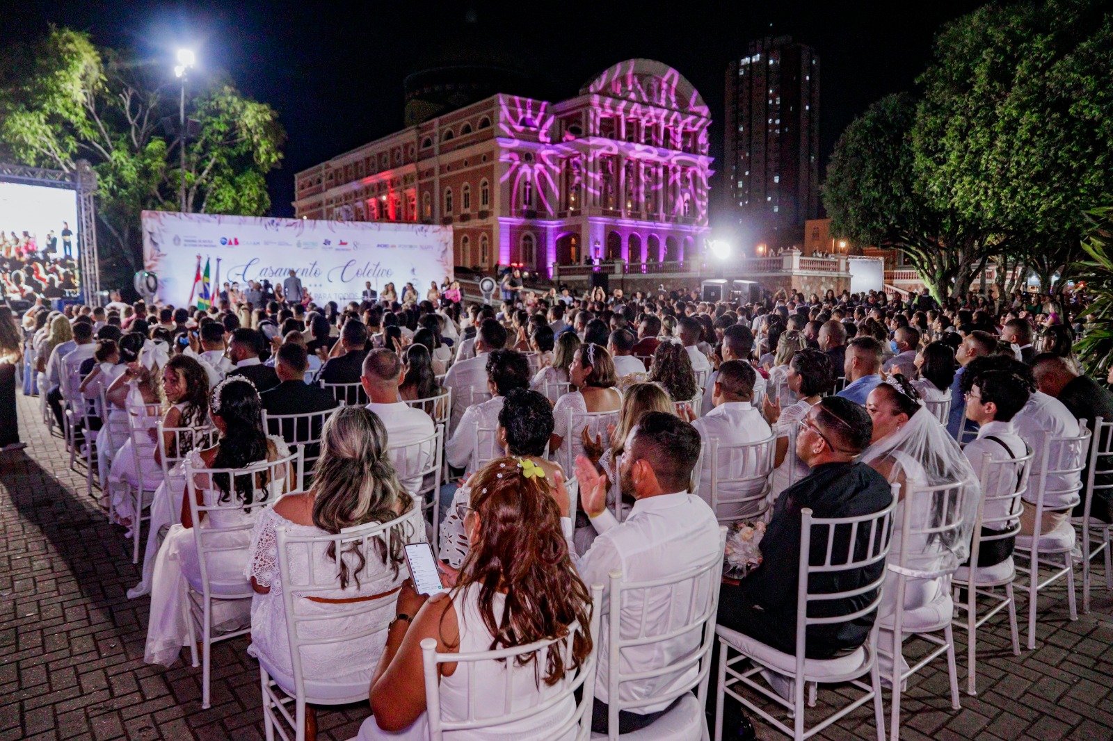 Mais de 160 casais dizem ‘sim’ em cerimônia de casamento no Largo de São Sebastião