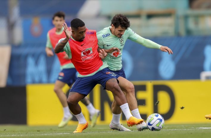 Seleção treina com o grupo quase completo