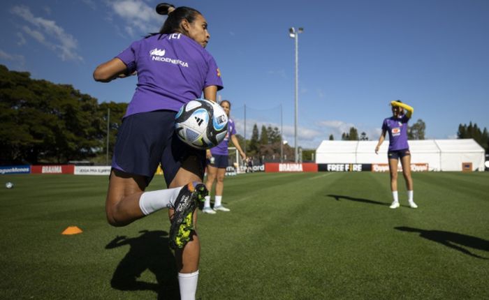 Seleção feminina faz primeiro treino com bola na Gold Coast