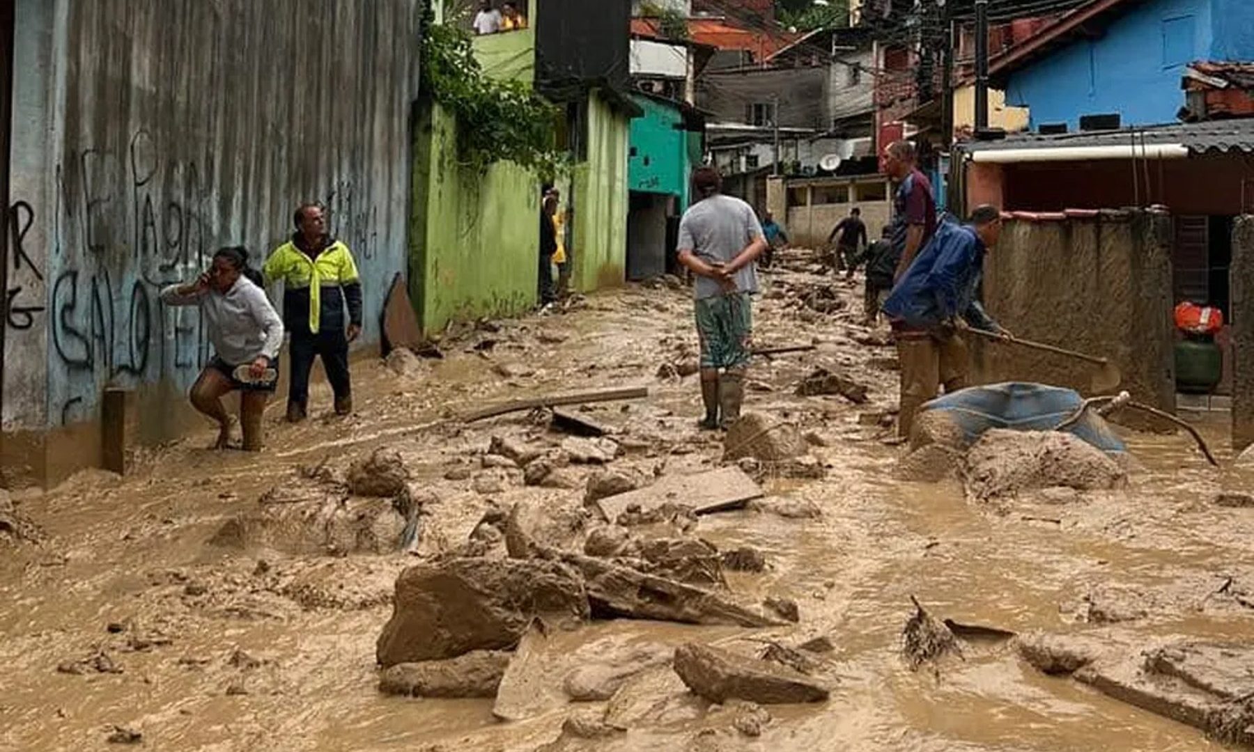 Chef produz 10 mil marmitas e lidera arrecadação para vítimas do litoral de SP