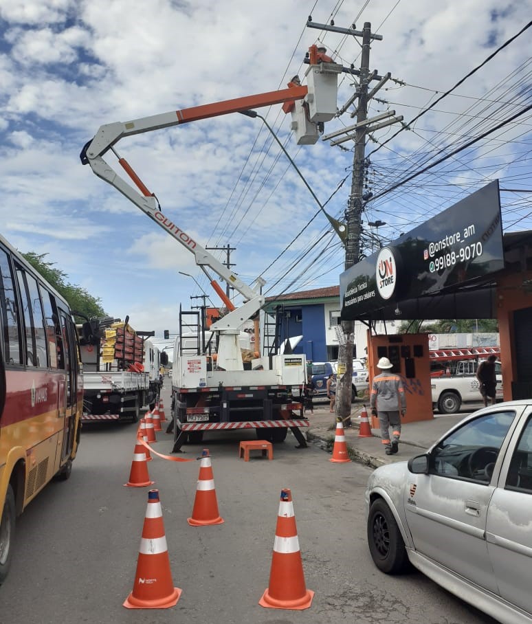 Bairros ficam sem energia em pleno feriado em Manaus