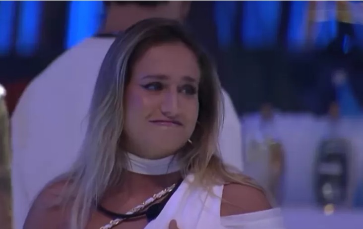 Bruna se emociona com música grega que avó cantava para ela; vídeo