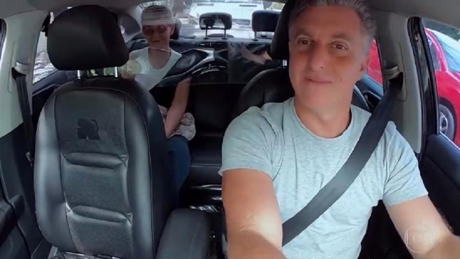 Luciano Huck é criticado por quadro do ‘Caldeirão’ em táxi sem máscara
