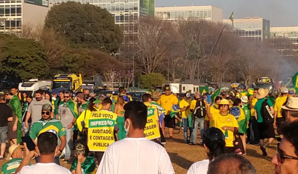 Sem máscaras, apoiadores de Bolsonaro se aglomeram na Esplanada dos Ministérios