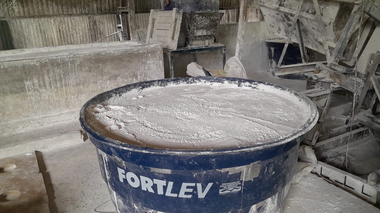 Indústria clandestina de goma de tapioca é interditada em Manaus