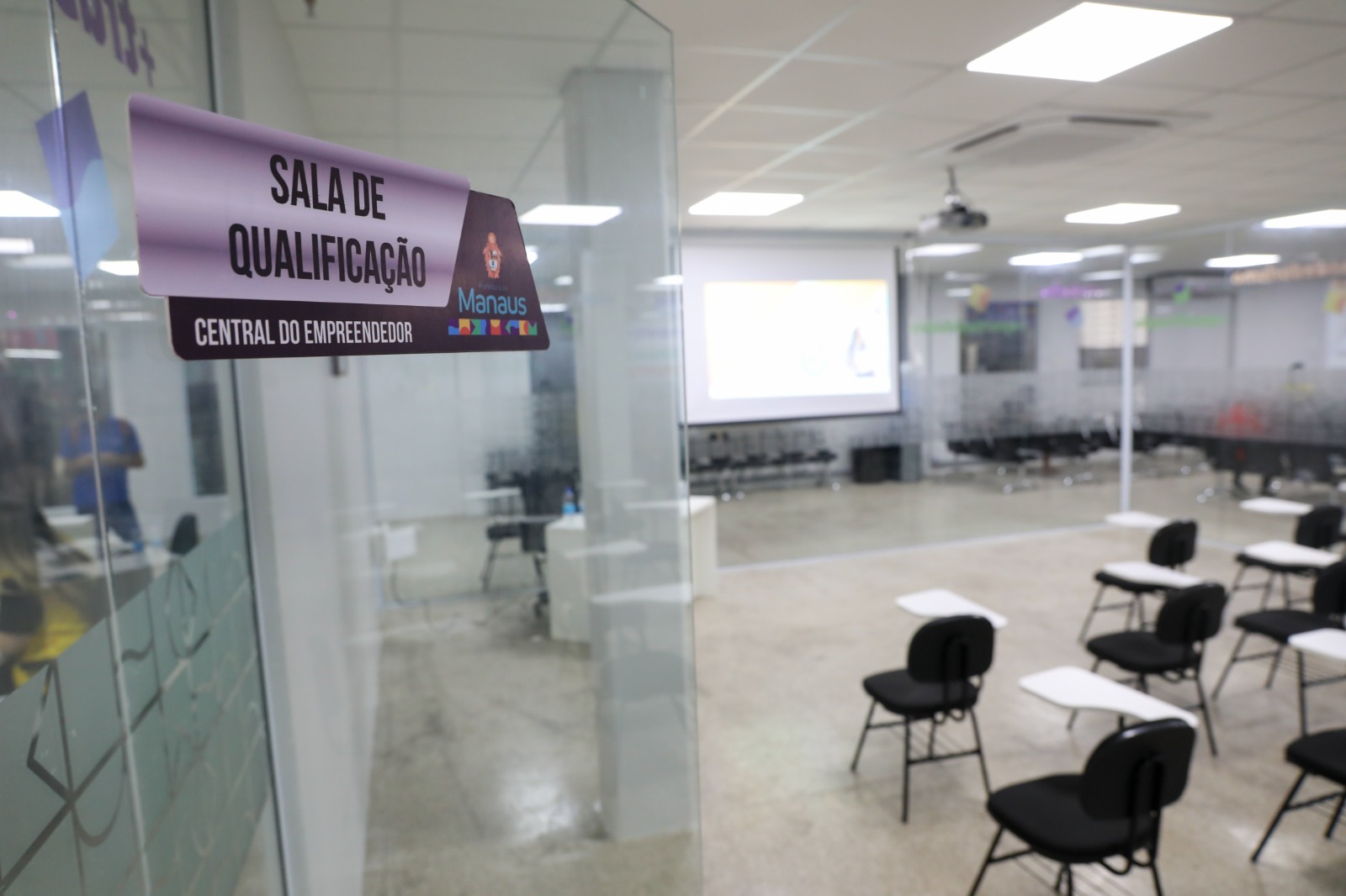 Prefeitura abre 50 vagas para curso gratuito de alisamento capilar em Manaus